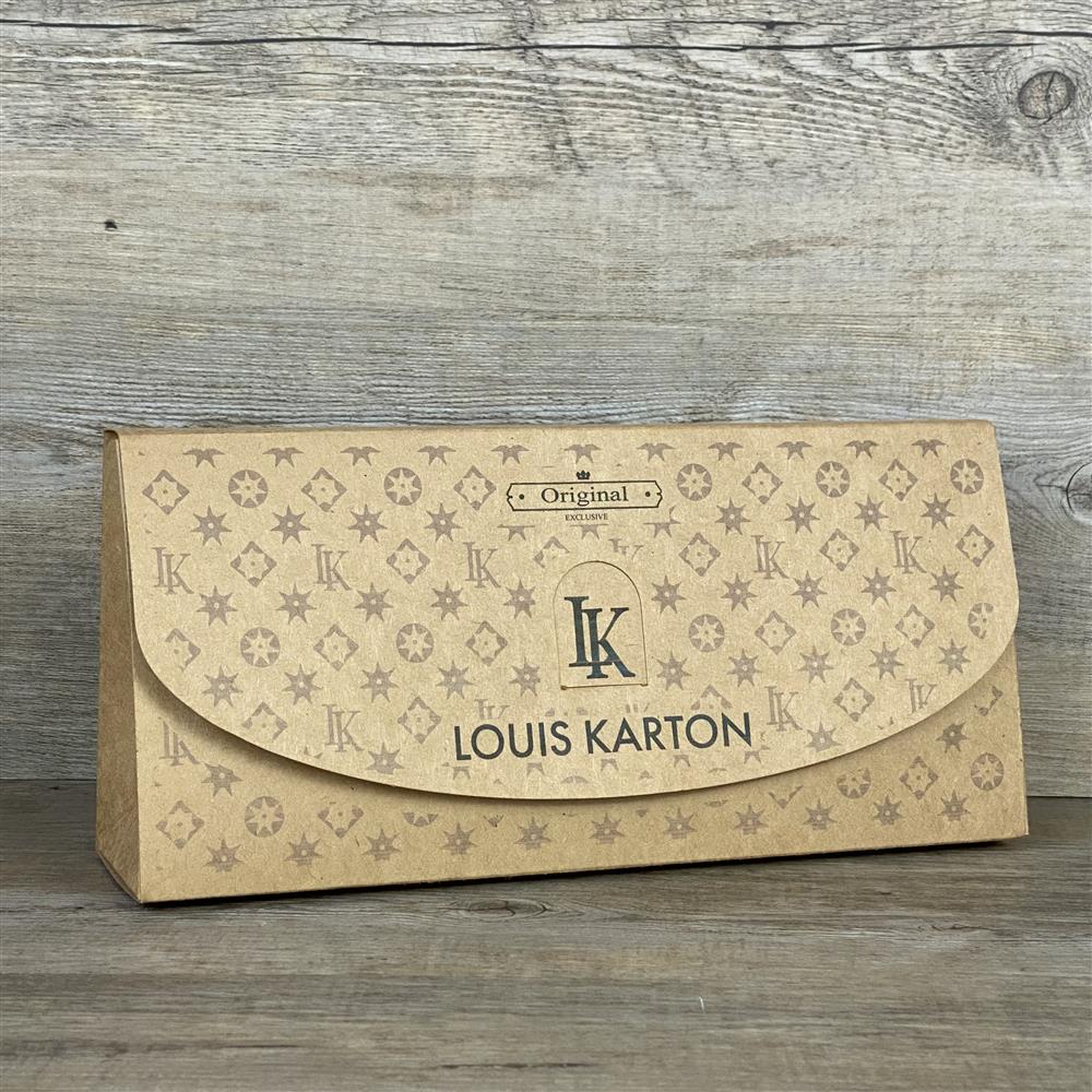 Louis Karton – originelle Clutch aus stabilem Karton, 30 x 8 x 14,5 cm.
Perfektes Gag-Geschenk, witzige Deko oder Statement-Accessoire für kreative Menschen.
Charmante Anspielung auf die Luxuswelt – großes Augenzwinkern ohne Luxuspreis.
Leicht und handlich, ideal als humorvoller Eyecatcher für Parties oder Fotoshootings.
Nicht für den alltäglichen Gebrauch – mehr Spaß als Funktion, garantiert Lacher inklusive.