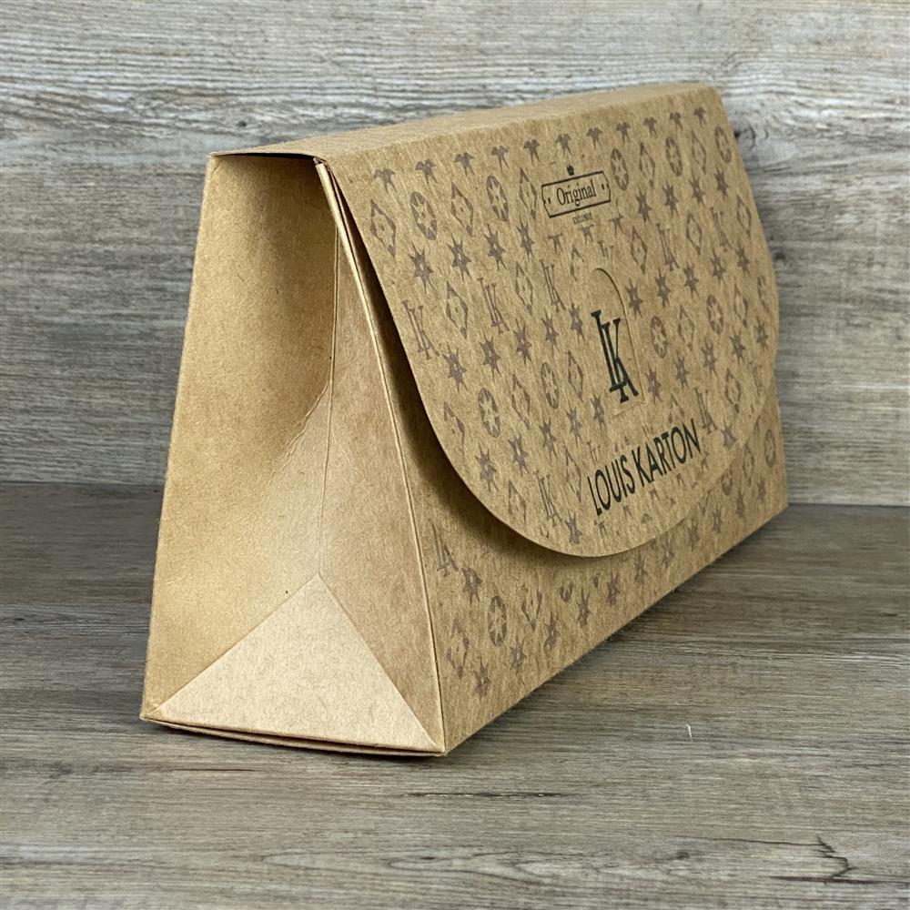 Louis Karton – originelle Clutch aus stabilem Karton, 30 x 8 x 14,5 cm.
Perfektes Gag-Geschenk, witzige Deko oder Statement-Accessoire für kreative Menschen.
Charmante Anspielung auf die Luxuswelt – großes Augenzwinkern ohne Luxuspreis.
Leicht und handlich, ideal als humorvoller Eyecatcher für Parties oder Fotoshootings.
Nicht für den alltäglichen Gebrauch – mehr Spaß als Funktion, garantiert Lacher inklusive.