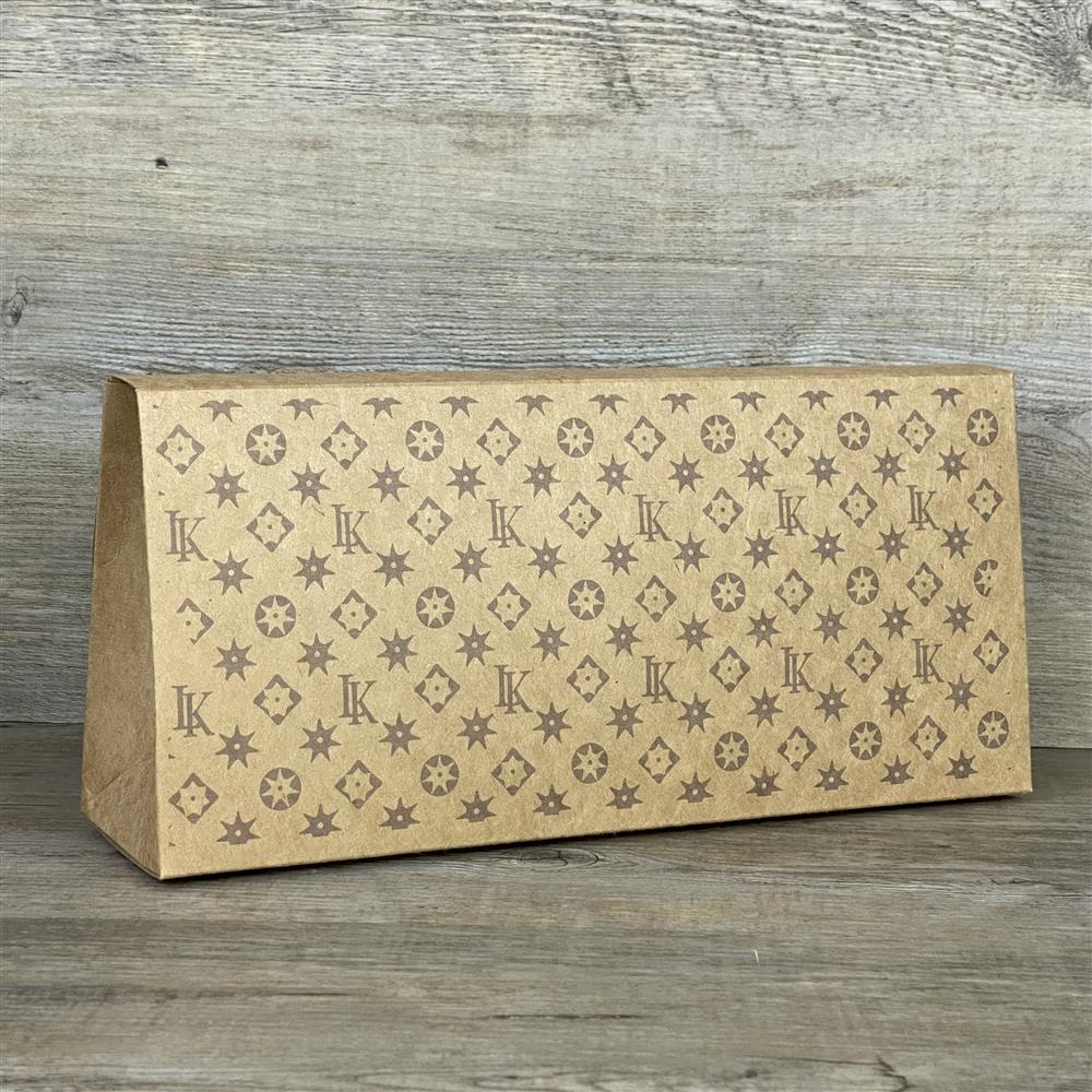 Louis Karton – witzige Clutch aus Karton, 30 x 8 x 14,5 cm groß.
Originelles Geschenk, Deko-Objekt oder stylisches Statement-Accessoire mit Humor.
Stabile Verarbeitung trotz leichter Bauweise – ideal für kreative und lustige Ideen.
Perfekt als Eyecatcher auf Partys, Events oder als humorvolle Geschenkidee.
Eine charmante Hommage an Luxusmode – ohne teuren Preis, einfach Spaß garantiert.