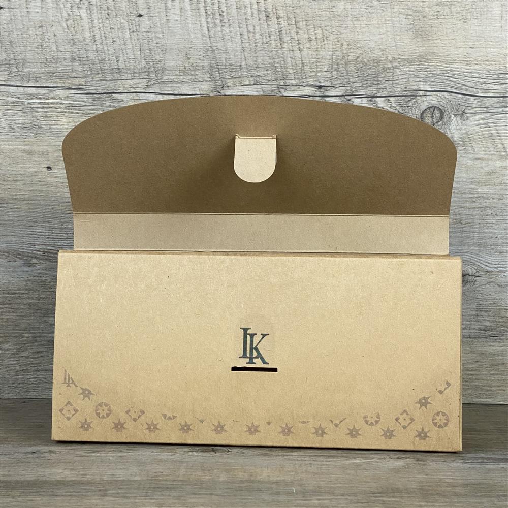 Louis Karton – witzige Clutch aus Karton, 30 x 8 x 14,5 cm groß.
Originelles Geschenk, Deko-Objekt oder stylisches Statement-Accessoire mit Humor.
Stabile Verarbeitung trotz leichter Bauweise – ideal für kreative und lustige Ideen.
Perfekt als Eyecatcher auf Partys, Events oder als humorvolle Geschenkidee.
Eine charmante Hommage an Luxusmode – ohne teuren Preis, einfach Spaß garantiert.