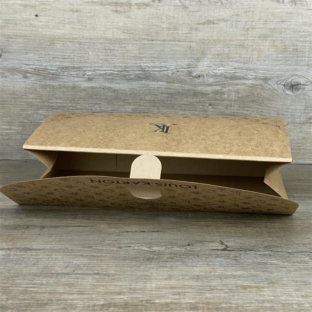 Louis Karton – ausgefallene Clutch aus Karton, Maße 30 x 8 x 14,5 cm.
Für alle, die Humor, Kreativität und ein Augenzwinkern lieben – originelles Accessoire.
Eignet sich als witziges Geschenk, dekorativer Eyecatcher oder Sammlerstück.
Leicht, stabil und auffällig – garantiert Gesprächsstoff bei jedem Event.
Nicht für den täglichen Gebrauch – diese Clutch bringt Spaß, Style und ein Lächeln.