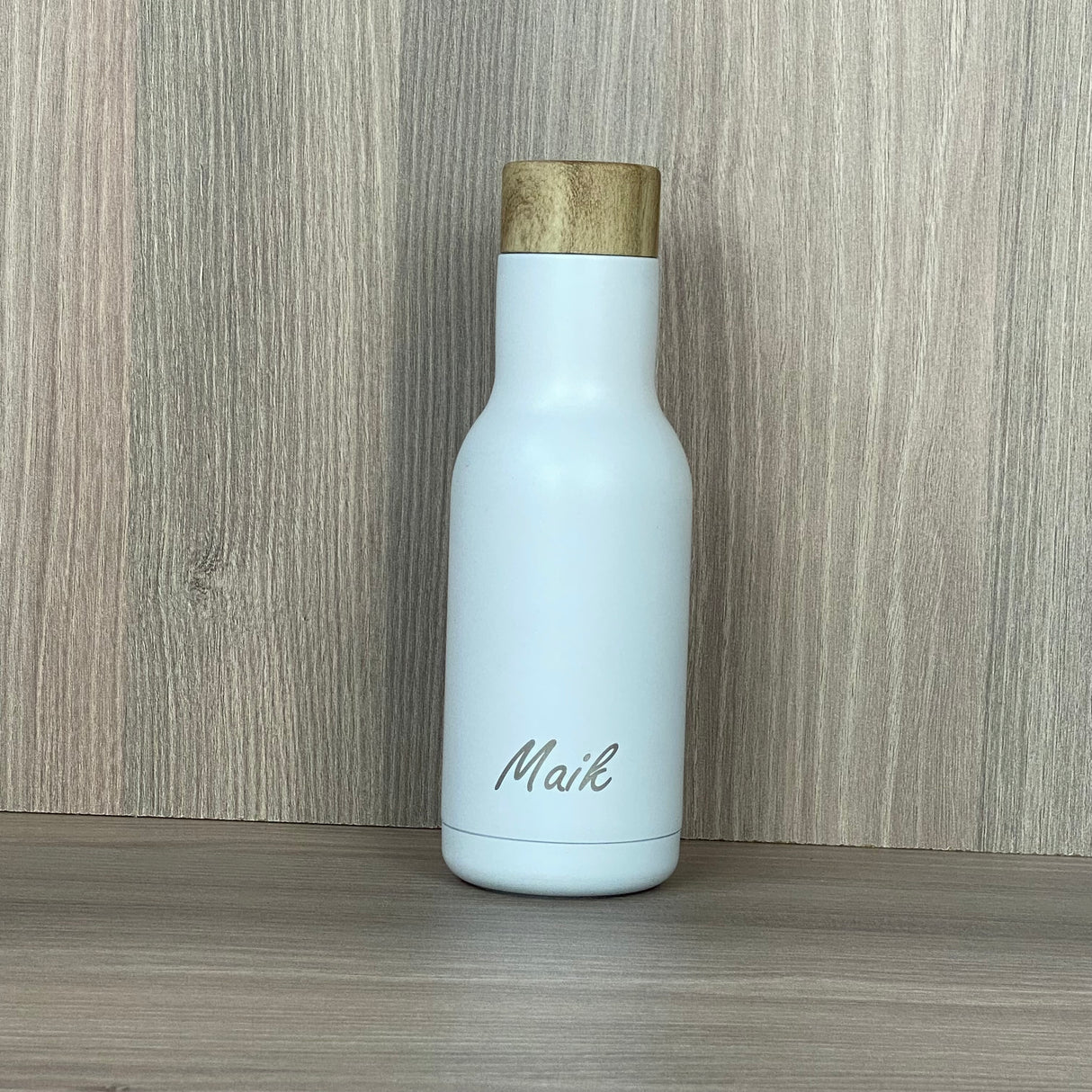 Diese stilvolle Edelstahl-Trinkflasche eignet sich auch als Geschenk für Kollegen, Mitarbeiter oder Teampartner. Doppelwandig, rostfrei und mit Anti-Rutschboden ausgestattet, hält sie Getränke lange auf Wunschtemperatur. Personalisierbar mit Wunschnamen, 340 ml Fassungsvermögen, robust und elegant. Ein praktisches, individuelles Geschenk für Alltag, Sport und Outdoor-Aktivitäten.