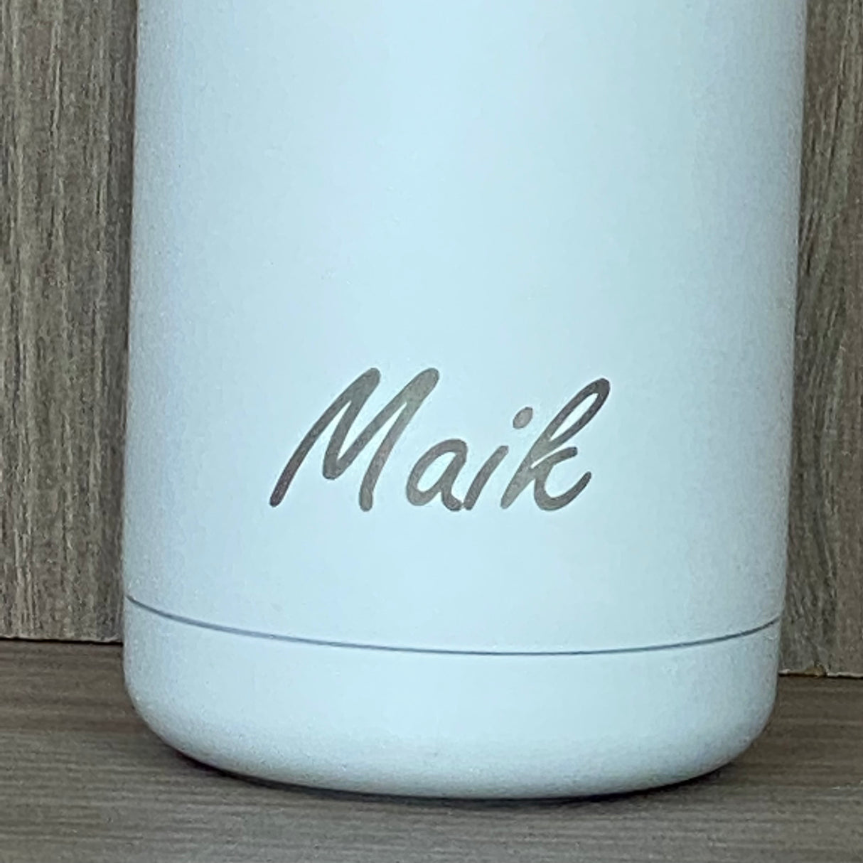 Diese hochwertige Trinkflasche aus doppelwandigem, rostfreiem Stahl hält Getränke länger warm oder kalt und ist ein praktisches Geschenk für Familie, Freunde oder Sportbegeisterte. Mit Anti-Rutschboden für sicheren Stand, Volumen 340 ml und personalisierbarer Gravur mit Wunschnamen. Stilvoll, robust und alltagstauglich – perfekt für Schule, Büro oder unterwegs.