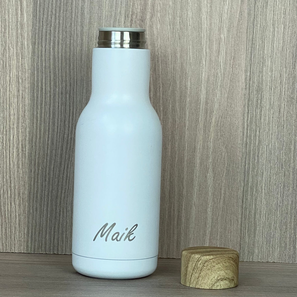 Die personalisierte Trinkflasche aus Edelstahl ist ideal als Geschenk für Freundinnen, Freunde oder Kinder – perfekt zu Geburtstagen, Weihnachten oder als kleine Aufmerksamkeit. Doppelwandig für langanhaltende Temperatur, Anti-Rutschboden für Stabilität und 340 ml Fassungsvermögen. Modernes Design in hellgrau, langlebig und praktisch. Ein hochwertiges, persönliches Präsent für jede Gelegenheit.