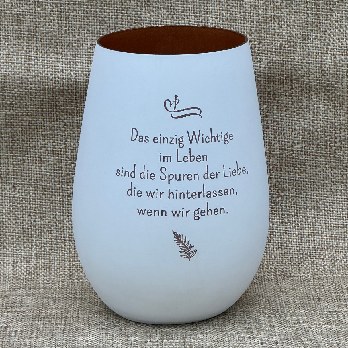 Deko Light – stilvolles Windlicht aus gespritztem Material, spülmaschinenbeständig.
Motiv: „Das einzig wichtige im Leben sind die Spuren der Liebe, die wir hinterlassen, wenn wir gehen“.
Maße: 120 mm hoch, 87 mm Ø, Inhalt 465 ml; Farben: Weiß oder Schwarz mit bronze Innenseite.
Lasergravur verleiht dem Licht eine persönliche und liebevolle Note für Trauernde.
Ein besonderes Geschenk, das Trost spendet und liebevoll an Verstorbene erinnert.