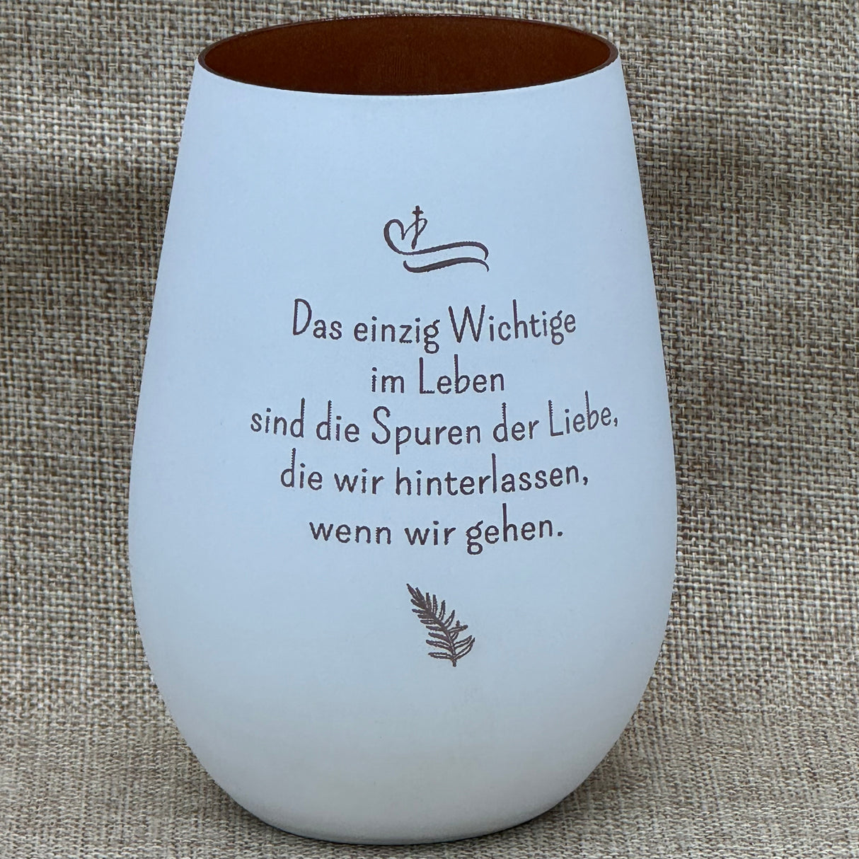 Deko Light – dekoratives Windlicht als einfühlsames Erinnerungsstück.
Perfekt als Geschenk zur Trauerbewältigung oder für Angehörige eines verstorbenen Menschen.
Material: gespritzt, spülmaschinenbeständig; Maße: H 120 mm, Ø 87 mm, Inhalt 465 ml.
Farbe wählbar: Weiß oder Schwarz; bronzefarbene Innenseite erzeugt warmes, sanftes Licht.
Lasergravur mit Spruch „Das einzig wichtige im Leben“ für ein persönliches Andenken.