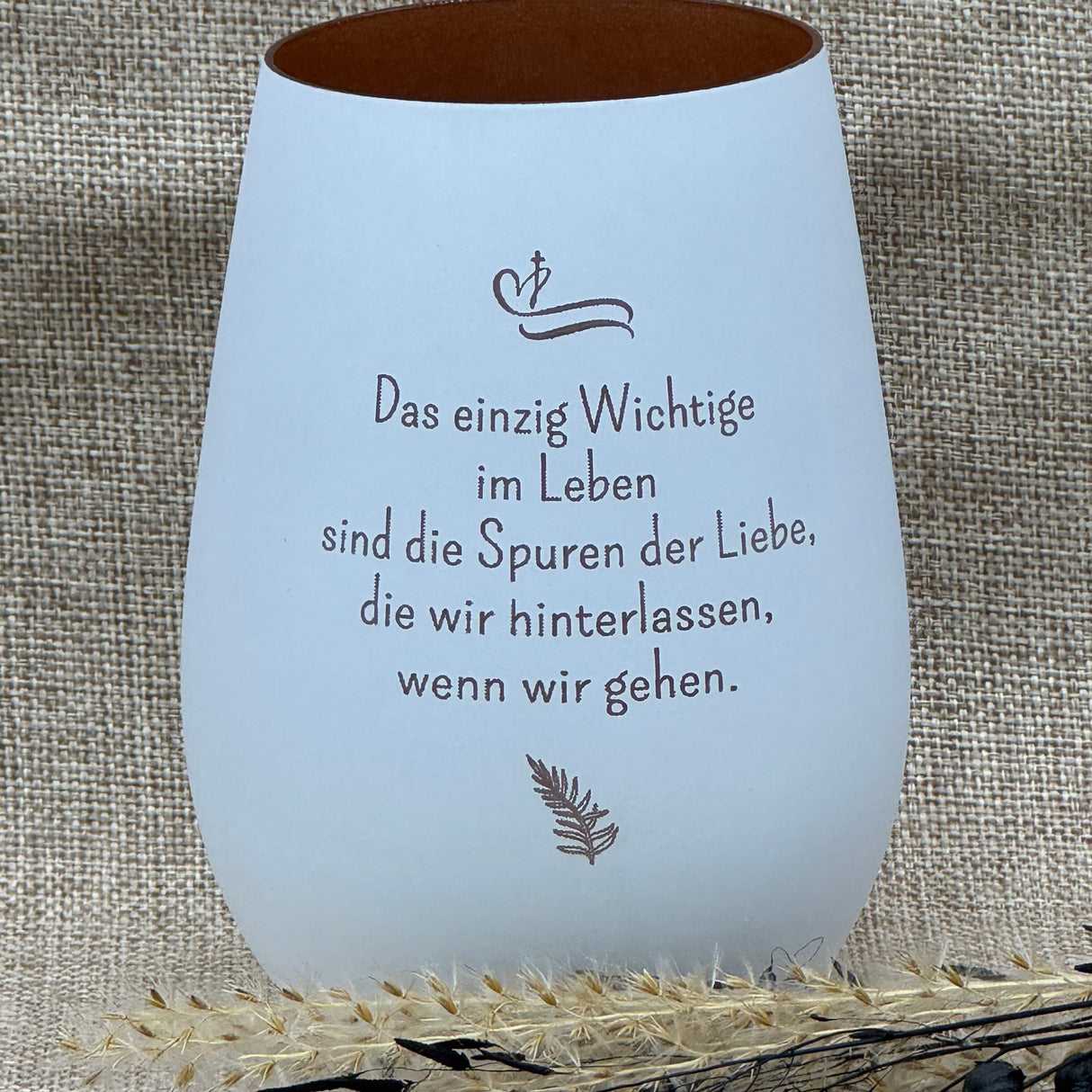 Deko Light – Windlicht mit Spruch „Das einzig wichtige im Leben“.
Einfühlsames Geschenk für Trauernde und als Trostspender nach Verlust eines geliebten Menschen.
Höhe 120 mm, Durchmesser 87 mm, Fassungsvermögen 465 ml, erhältlich in Weiß oder Schwarz.
Bronzefarbene Innenseite sorgt für weiches, stimmungsvolles Licht; Beschriftung durch Lasergravur.
Ein persönliches Erinnerungsstück, das Anteilnahme und Mitgefühl stilvoll ausdrückt.