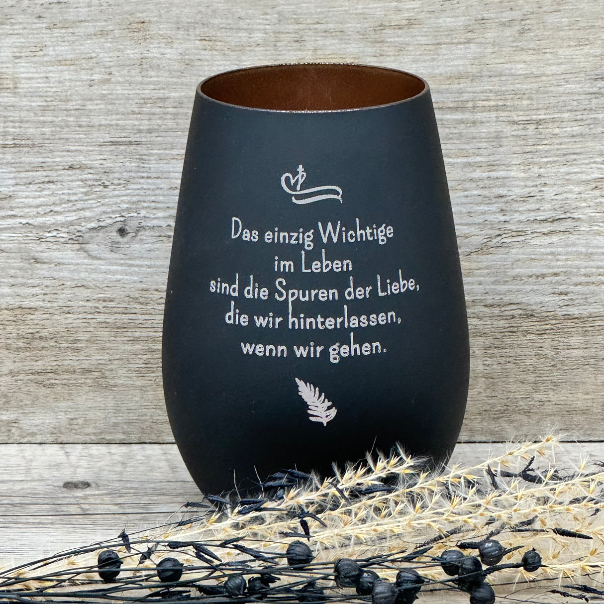 Deko Light – Windlicht mit Spruch „Das einzig wichtige im Leben“.
Einfühlsames Geschenk für Trauernde und als Trostspender nach Verlust eines geliebten Menschen.
Höhe 120 mm, Durchmesser 87 mm, Fassungsvermögen 465 ml, erhältlich in Weiß oder Schwarz.
Bronzefarbene Innenseite sorgt für weiches, stimmungsvolles Licht; Beschriftung durch Lasergravur.
Ein persönliches Erinnerungsstück, das Anteilnahme und Mitgefühl stilvoll ausdrückt.