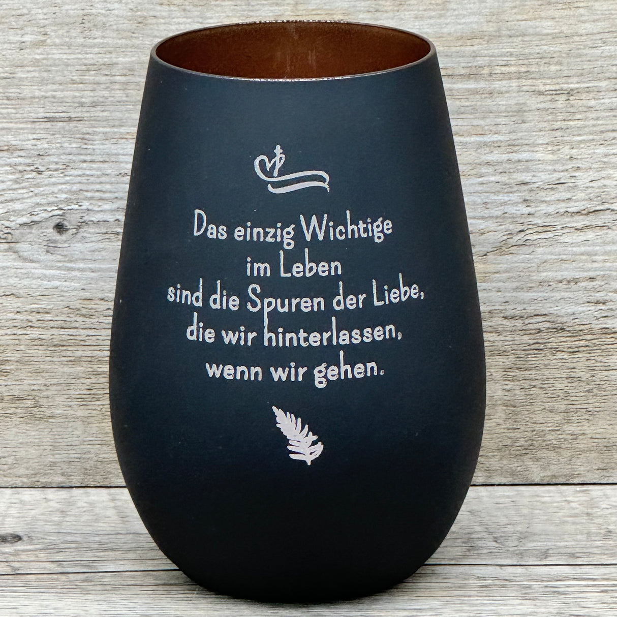 Deko Light – Windlicht mit Spruch „Das einzig wichtige im Leben“.
Einfühlsames Geschenk für Trauernde und als Trostspender nach Verlust eines geliebten Menschen.
Höhe 120 mm, Durchmesser 87 mm, Fassungsvermögen 465 ml, erhältlich in Weiß oder Schwarz.
Bronzefarbene Innenseite sorgt für weiches, stimmungsvolles Licht; Beschriftung durch Lasergravur.
Ein persönliches Erinnerungsstück, das Anteilnahme und Mitgefühl stilvoll ausdrückt.
