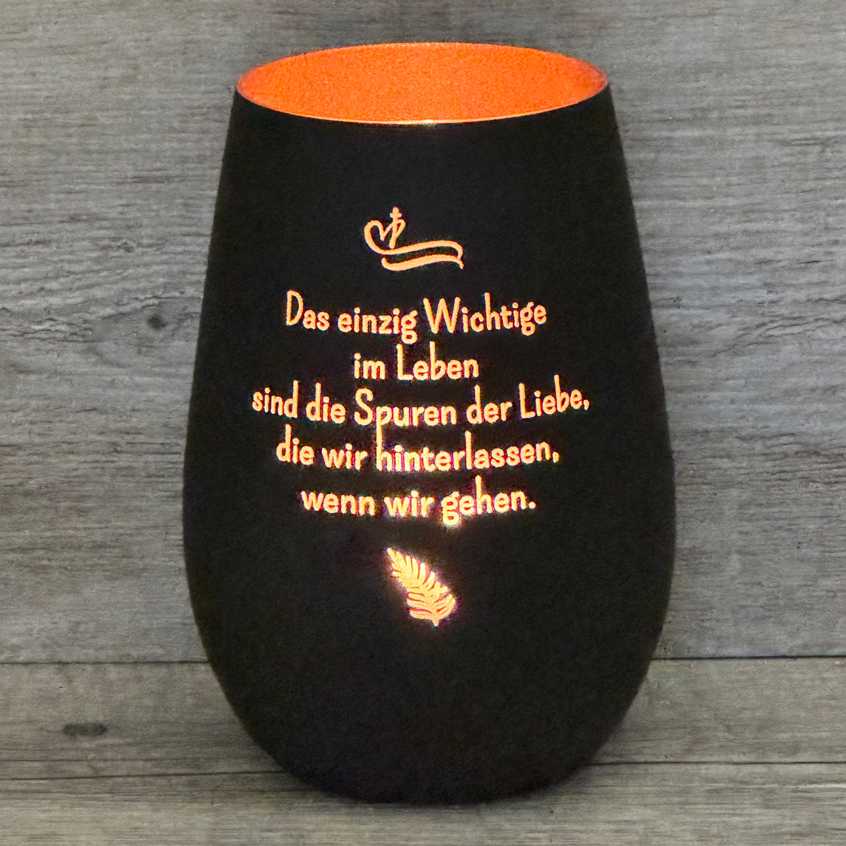 Deko Light – stilvolles Windlicht aus gespritztem Material, spülmaschinenbeständig.
Motiv: „Das einzig wichtige im Leben sind die Spuren der Liebe, die wir hinterlassen, wenn wir gehen“.
Maße: 120 mm hoch, 87 mm Ø, Inhalt 465 ml; Farben: Weiß oder Schwarz mit bronze Innenseite.
Lasergravur verleiht dem Licht eine persönliche und liebevolle Note für Trauernde.
Ein besonderes Geschenk, das Trost spendet und liebevoll an Verstorbene erinnert.