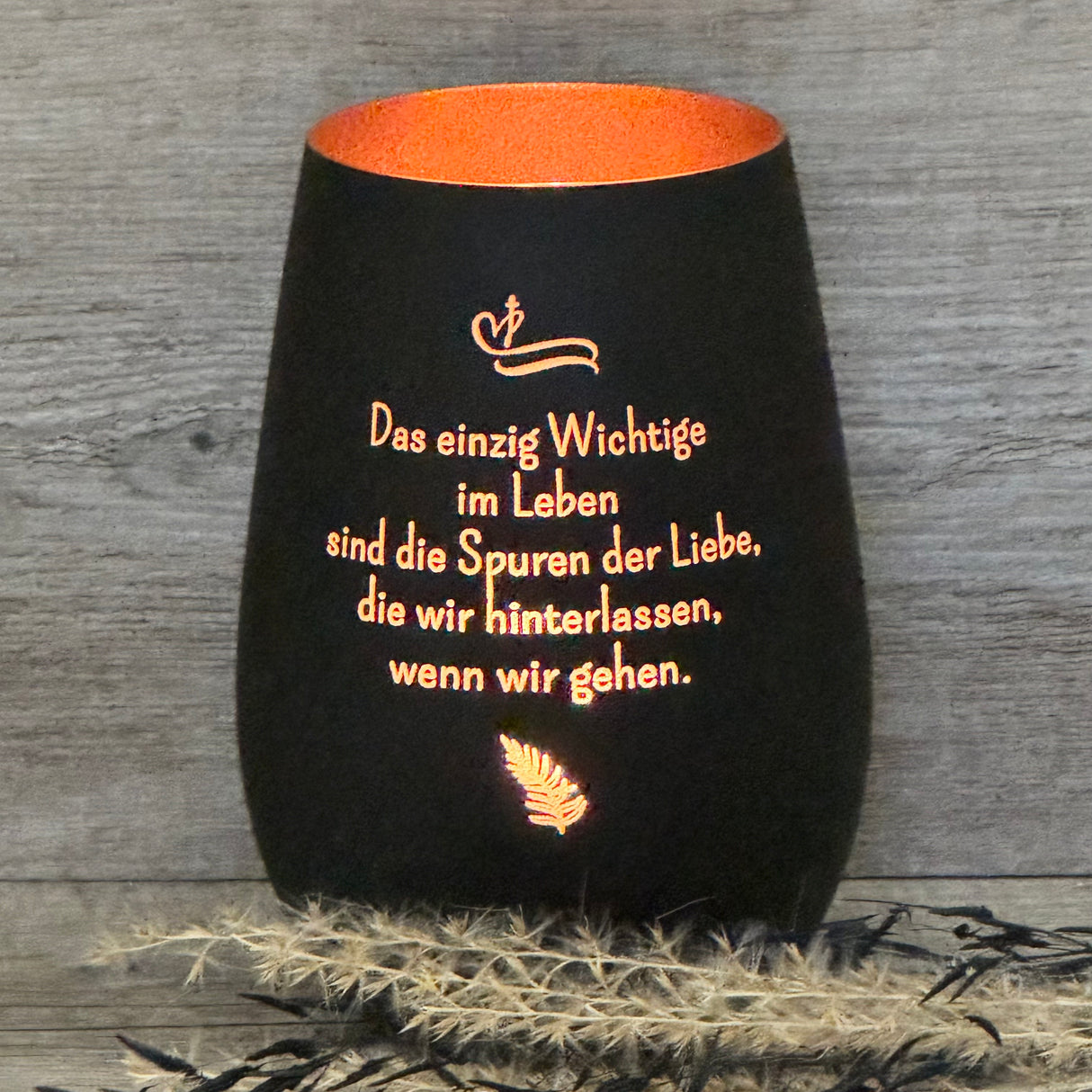 Deko Light – Windlicht mit Spruch „Das einzig wichtige im Leben“.
Einfühlsames Geschenk für Trauernde und als Trostspender nach Verlust eines geliebten Menschen.
Höhe 120 mm, Durchmesser 87 mm, Fassungsvermögen 465 ml, erhältlich in Weiß oder Schwarz.
Bronzefarbene Innenseite sorgt für weiches, stimmungsvolles Licht; Beschriftung durch Lasergravur.
Ein persönliches Erinnerungsstück, das Anteilnahme und Mitgefühl stilvoll ausdrückt.
