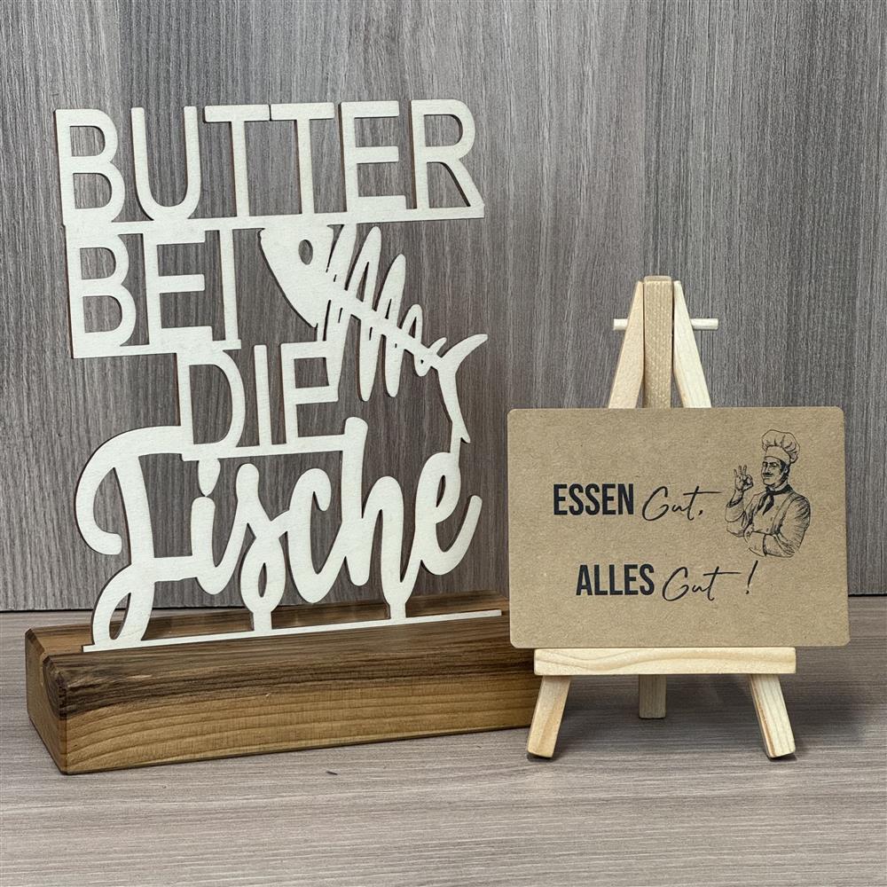 Dieser Deko-Aufsteller aus Holz ist ein witziges Geschenk für Hobbyköche.
Der Schriftzug „Butter bei die Fische“ sorgt für Lachen in der Küche.
Gefertigt aus geöltem Nussbaumholz mit natürlicher Maserung.
Ideal als Einzugsgeschenk, Dankeschön oder für Essenseinladungen.
Ein handgefertigtes Unikat voller Charme und Humor.