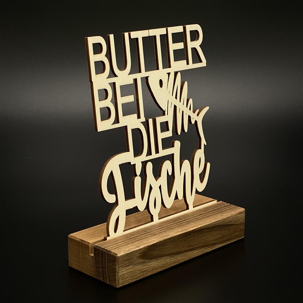 Dieser Deko-Aufsteller aus Holz ist ein witziges Geschenk für Hobbyköche.
Der Schriftzug „Butter bei die Fische“ sorgt für Lachen in der Küche.
Gefertigt aus geöltem Nussbaumholz mit natürlicher Maserung.
Ideal als Einzugsgeschenk, Dankeschön oder für Essenseinladungen.
Ein handgefertigtes Unikat voller Charme und Humor.