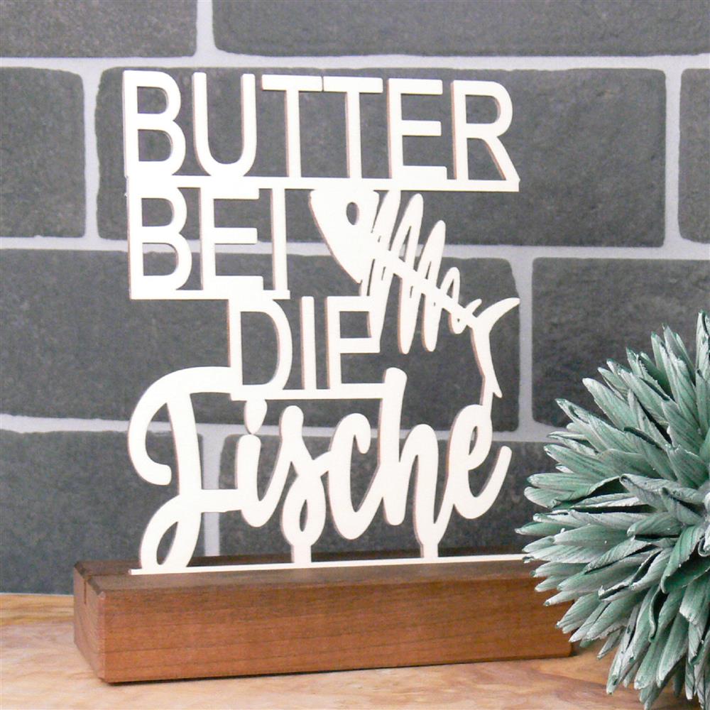 Dekorativer Holzaufsteller mit 3D-Schriftzug.
Der Spruch „Butter bei die Fische“ macht jedes Geschenk einzigartig.
Personalisierbar mit Namen, Datum oder Koordinaten.
Ein individuelles Geschenk aus Holz für Köche und Essensliebhaber.
Perfekt als stilvolle Deko für Küche, Regal oder Esstisch.