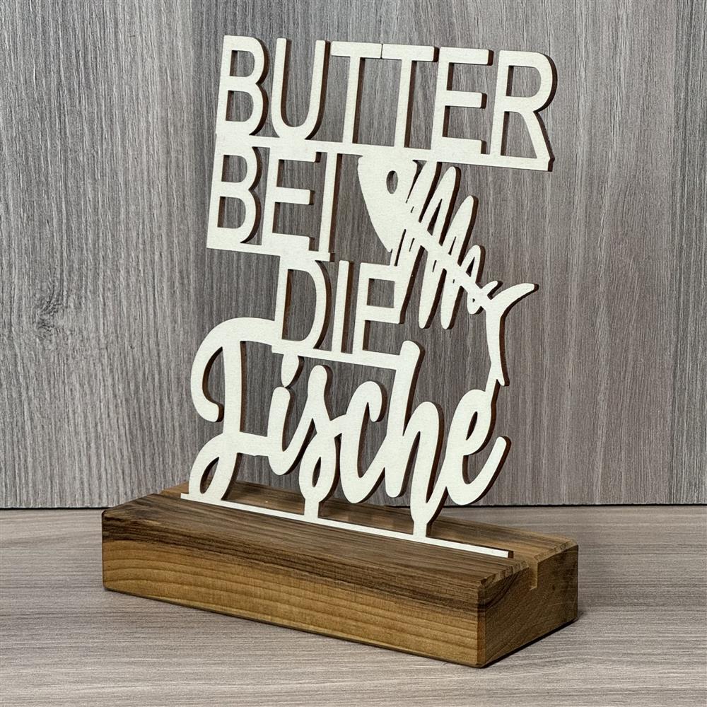 Dekorativer Holzaufsteller mit 3D-Schriftzug.
Der Spruch „Butter bei die Fische“ macht jedes Geschenk einzigartig.
Personalisierbar mit Namen, Datum oder Koordinaten.
Ein individuelles Geschenk aus Holz für Köche und Essensliebhaber.
Perfekt als stilvolle Deko für Küche, Regal oder Esstisch.