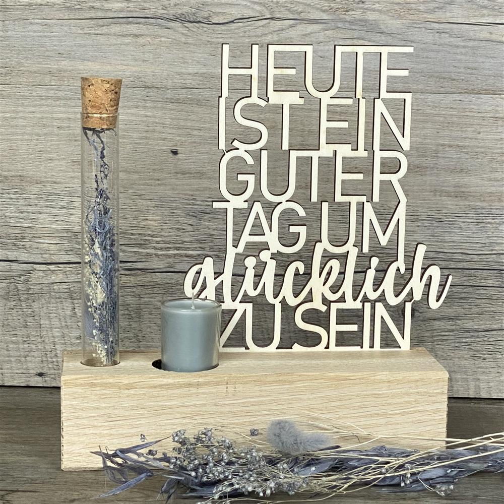 Deko Aufsteller Deluxe „Heute ist ein guter Tag um glücklich zu sein“ – das perfekte Geschenk für deine Lieblingsmenschen.
Hochwertiger Aufsteller aus Eichenholz mit Schriftzug aus 3 mm Pappelholz.
Inklusive Reagenzglas mit Trockenblumen und Kerze – wählbar in Blau oder Rot.
Maße: Aufsteller ca. 20 x 6 x 5 cm, Geschenkverpackung ca. 25 x 20 x 7 cm.
Personalisierbar mit Namen, Daten oder Koordinaten für ein einzigartiges Unikat.