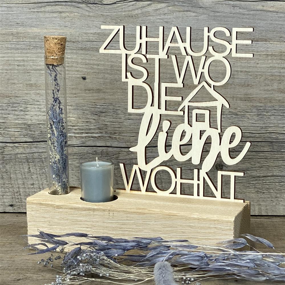 Variante 1 – Geschenk & Emotion
Romantischer Deko-Aufsteller Deluxe aus Eichenholz mit Pappelholz-Schriftzug „Zuhause, ist wo die Liebe wohnt“.
Ein liebevolles Geschenk für Einzug, Umzug, Hochzeit oder besondere Anlässe.
Personalisierbar mit Namen, Daten oder Koordinaten für ein einzigartiges Unikat.
Inklusive Reagenzglas mit Trockenblumen (blau oder rot) und Kerze – Maße ca. 20 x 6 x 5 cm.
Ein dekorativer Blickfang für Wohnzimmer, Flur oder als stilvolles Geschenk für Familie und Freunde.