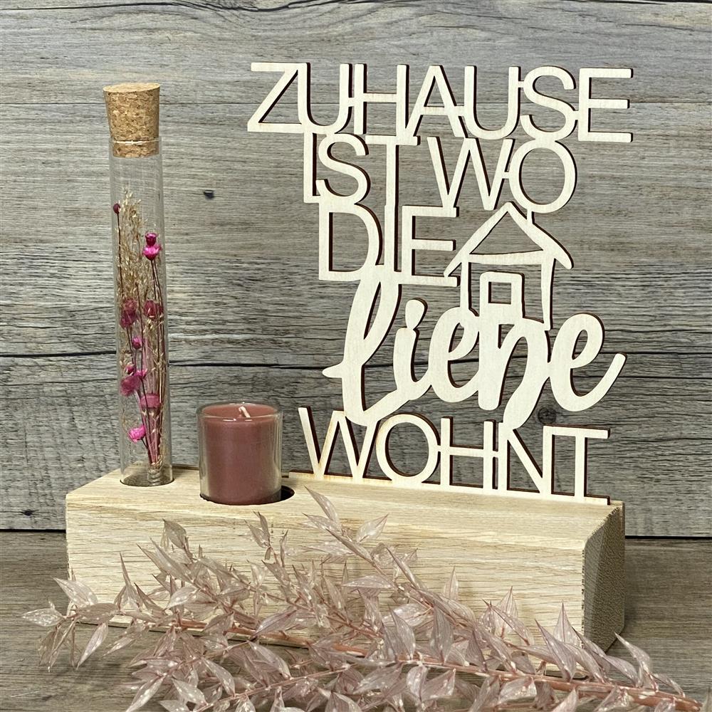 Variante 1 – Geschenk & Emotion
Romantischer Deko-Aufsteller Deluxe aus Eichenholz mit Pappelholz-Schriftzug „Zuhause, ist wo die Liebe wohnt“.
Ein liebevolles Geschenk für Einzug, Umzug, Hochzeit oder besondere Anlässe.
Personalisierbar mit Namen, Daten oder Koordinaten für ein einzigartiges Unikat.
Inklusive Reagenzglas mit Trockenblumen (blau oder rot) und Kerze – Maße ca. 20 x 6 x 5 cm.
Ein dekorativer Blickfang für Wohnzimmer, Flur oder als stilvolles Geschenk für Familie und Freunde.