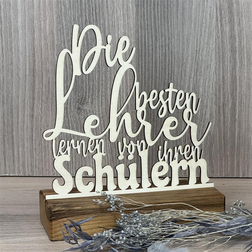 Dieser Deko-Aufsteller aus Holz ist ein liebevolles Geschenk für Lehrer.
Der Schriftzug „Die besten Lehrer lernen von ihren Schülern“ drückt Dankbarkeit aus.
Gefertigt aus geöltem Nussbaumholz mit natürlicher Maserung.
Ideal als Abschiedsgeschenk oder Weihnachtsgeschenk.
Ein handgefertigtes Unikat voller Wertschätzung.