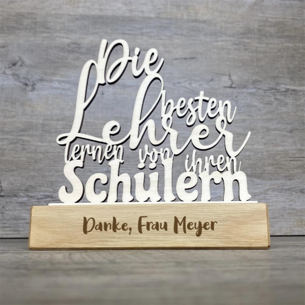 Dieser Deko-Aufsteller aus Holz ist ein liebevolles Geschenk für Lehrer.
Der Schriftzug „Die besten Lehrer lernen von ihren Schülern“ drückt Dankbarkeit aus.
Gefertigt aus geöltem Nussbaumholz mit natürlicher Maserung.
Ideal als Abschiedsgeschenk oder Weihnachtsgeschenk.
Ein handgefertigtes Unikat voller Wertschätzung.
