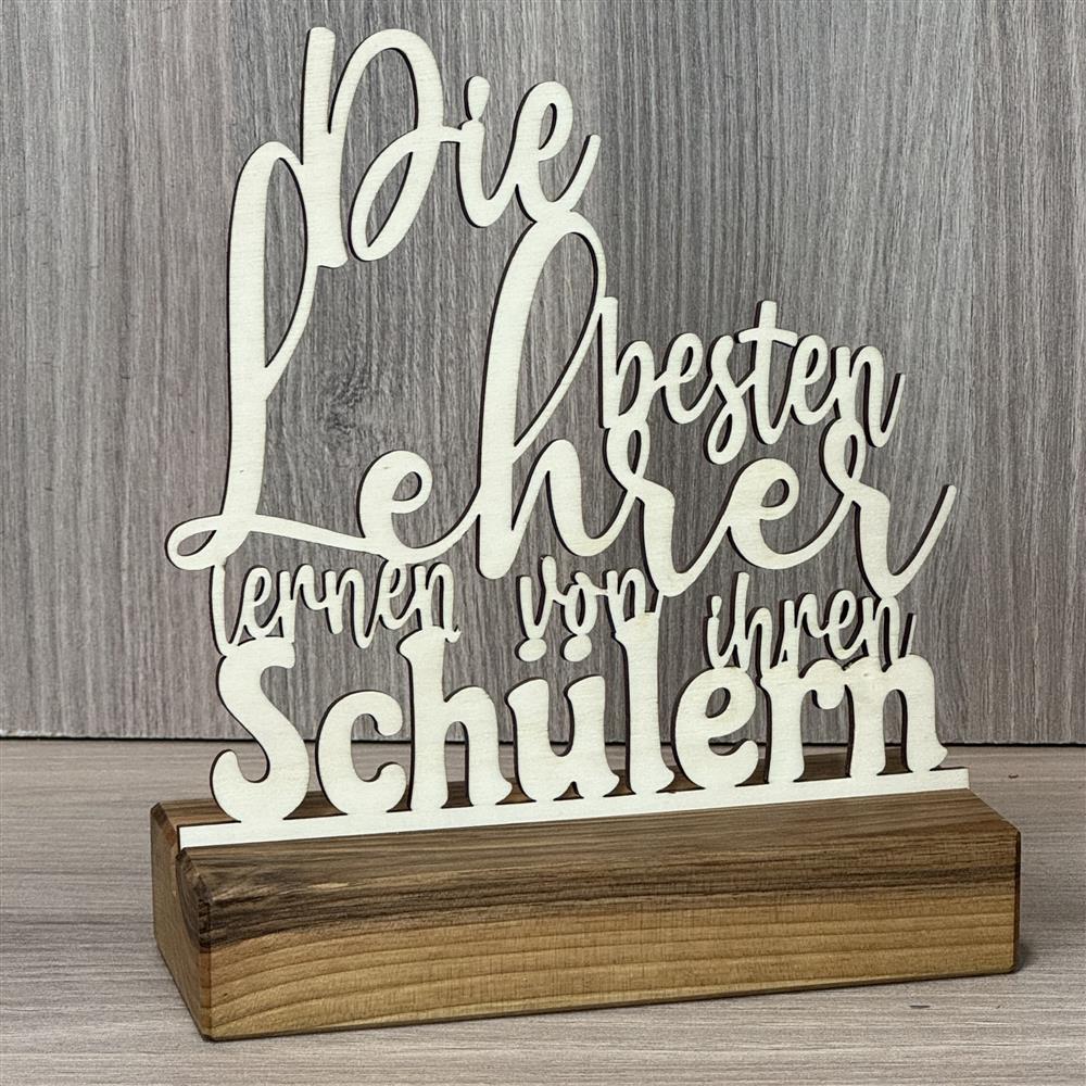 Dekorativer Holzaufsteller mit 3D-Schriftzug.
Der Spruch „Die besten Lehrer lernen von ihren Schülern“ zeigt Anerkennung und Respekt.
Personalisierbar mit Namen, Datum oder Koordinaten.
Ein individuelles Geschenk aus Holz für Lehrer und Lehrerinnen.
Perfekt als stilvolle Deko für Klassenraum, Schreibtisch oder Regal.