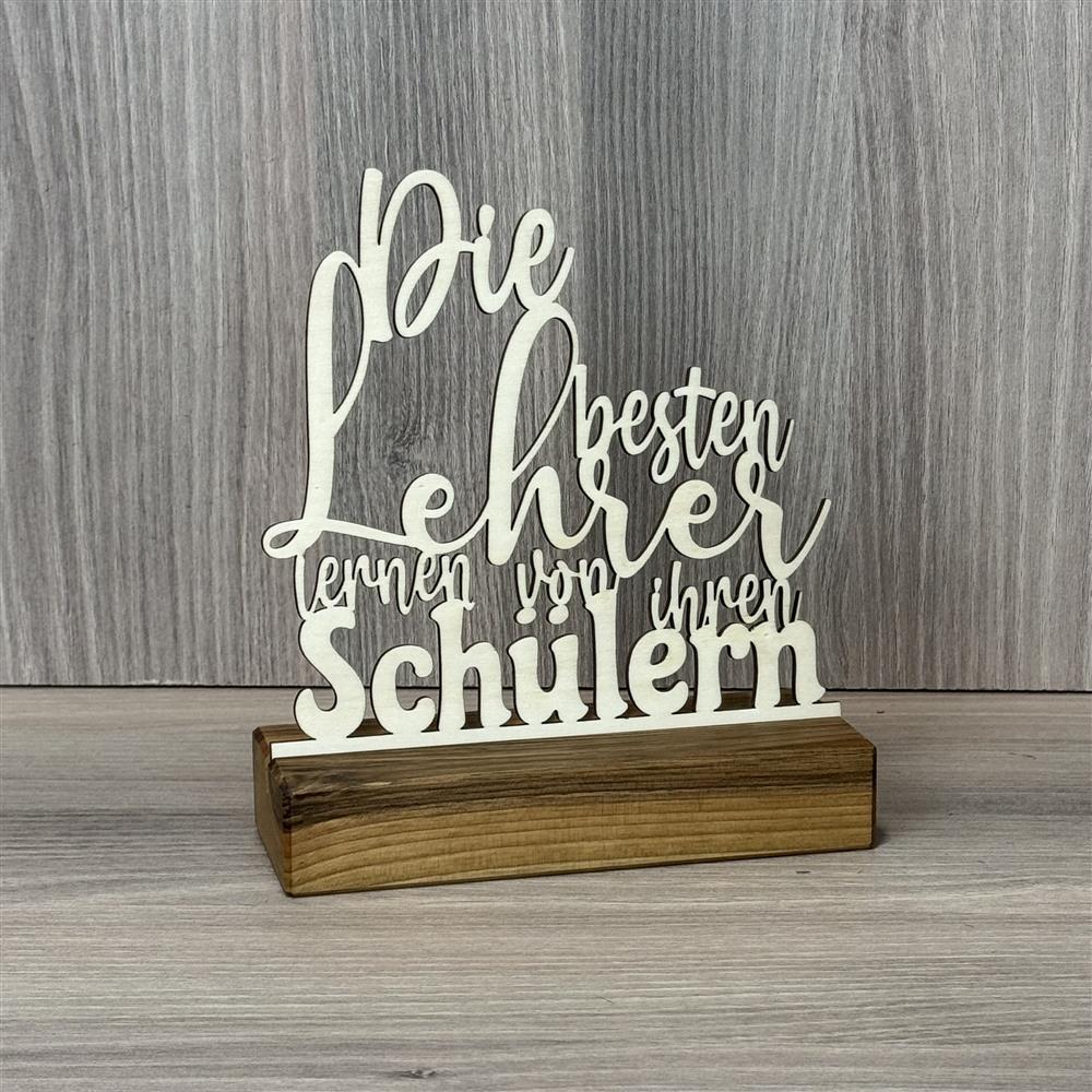Dekorativer Holzaufsteller mit 3D-Schriftzug.
Der Spruch „Die besten Lehrer lernen von ihren Schülern“ zeigt Anerkennung und Respekt.
Personalisierbar mit Namen, Datum oder Koordinaten.
Ein individuelles Geschenk aus Holz für Lehrer und Lehrerinnen.
Perfekt als stilvolle Deko für Klassenraum, Schreibtisch oder Regal.