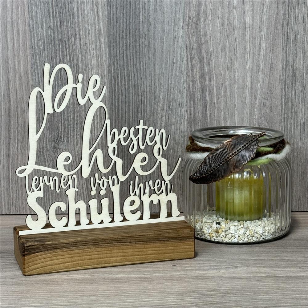 Hochwertiger Deko-Aufsteller aus massivem Holz.
Der filigrane Pappelholz-Schriftzug ist präzise eingesetzt.
Jeder Aufsteller ist ein handgefertigtes Unikat.
Der Spruch symbolisiert Dankbarkeit, Lernen und Wertschätzung.
Ein besonderes Geschenk für alle Lehrer und Lehrerinnen.