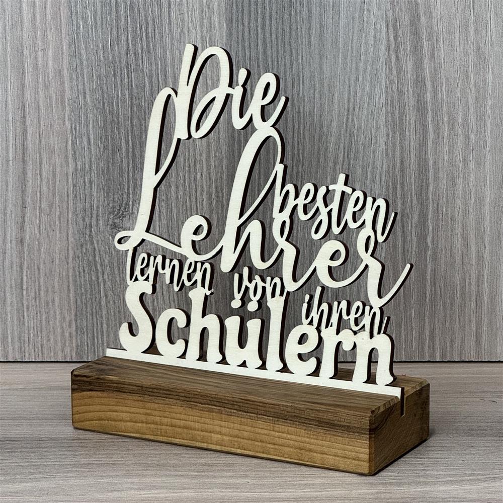 Hochwertiger Deko-Aufsteller aus massivem Holz.
Der filigrane Pappelholz-Schriftzug ist präzise eingesetzt.
Jeder Aufsteller ist ein handgefertigtes Unikat.
Der Spruch symbolisiert Dankbarkeit, Lernen und Wertschätzung.
Ein besonderes Geschenk für alle Lehrer und Lehrerinnen.