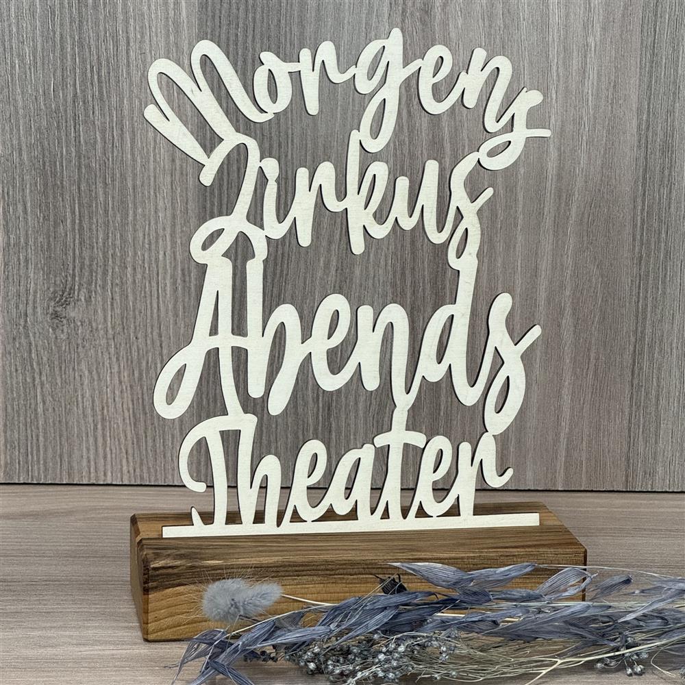 Dieser Deko-Aufsteller aus Holz ist ein humorvolles Geschenk für Familien.
Der Schriftzug „Morgens Zirkus, Abends Theater“ beschreibt augenzwinkernd den Familienalltag.
Gefertigt aus geöltem Nussbaumholz mit schöner Maserung.
Ideal als Geburtstagsgeschenk oder zum Einzug.
Ein handgefertigtes Unikat voller Charme.