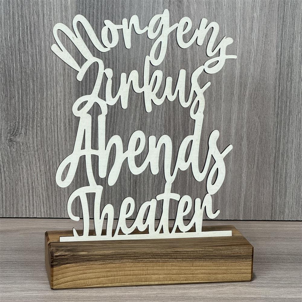 Dieser Deko-Aufsteller aus Holz ist ein humorvolles Geschenk für Familien.
Der Schriftzug „Morgens Zirkus, Abends Theater“ beschreibt augenzwinkernd den Familienalltag.
Gefertigt aus geöltem Nussbaumholz mit schöner Maserung.
Ideal als Geburtstagsgeschenk oder zum Einzug.
Ein handgefertigtes Unikat voller Charme.