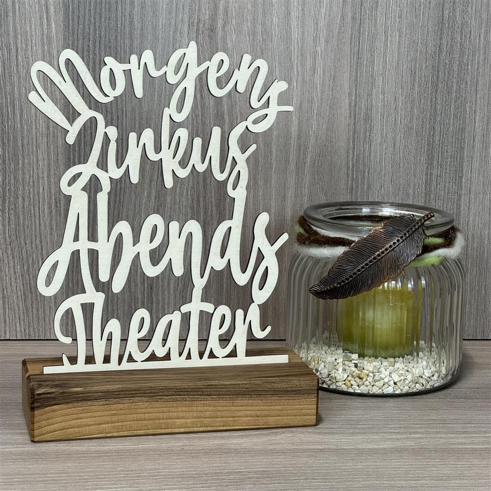 Dieser Deko-Aufsteller aus Holz ist ein humorvolles Geschenk für Familien.
Der Schriftzug „Morgens Zirkus, Abends Theater“ beschreibt augenzwinkernd den Familienalltag.
Gefertigt aus geöltem Nussbaumholz mit schöner Maserung.
Ideal als Geburtstagsgeschenk oder zum Einzug.
Ein handgefertigtes Unikat voller Charme.