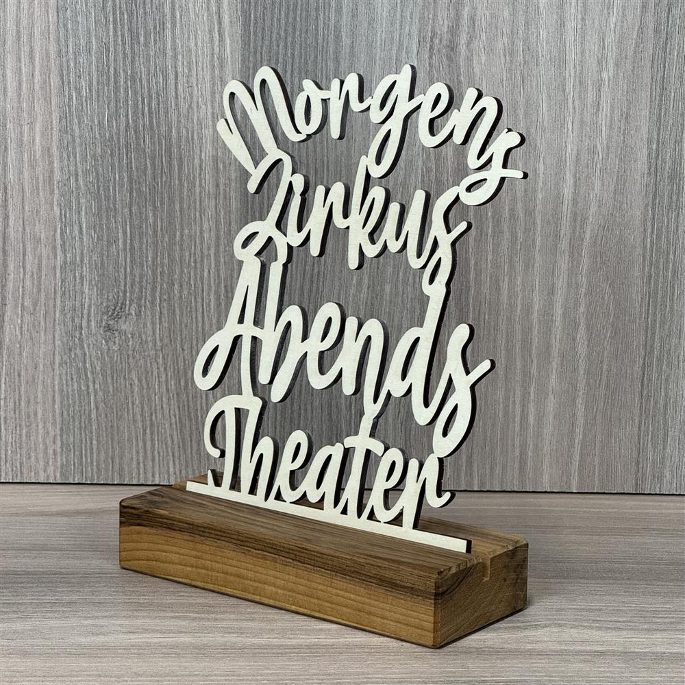 Dekorativer Holzaufsteller mit 3D-Schriftzug.
Der Spruch „Morgens Zirkus, Abends Theater“ sorgt für Lachen und gute Laune.
Personalisierbar mit Namen, Datum oder Koordinaten.
Ein individuelles Geschenk aus Holz für Eltern oder Großfamilien.
Perfekt als stilvolle Deko für Regal, Wohnzimmer oder Küche.