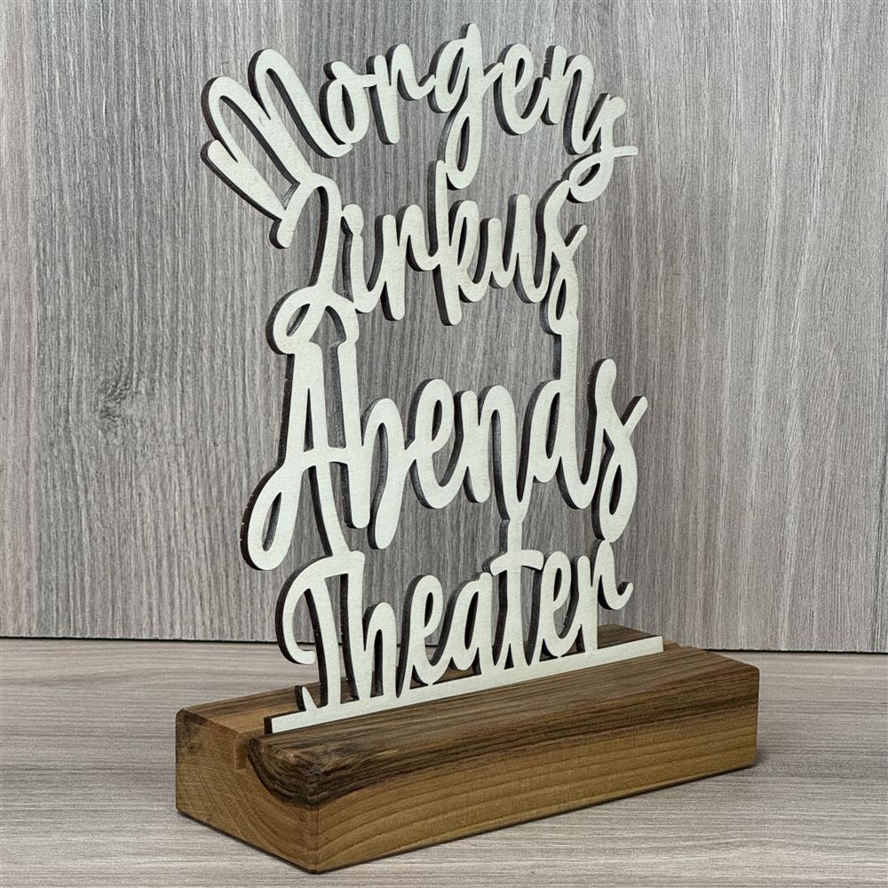Dekorativer Holzaufsteller mit 3D-Schriftzug.
Der Spruch „Morgens Zirkus, Abends Theater“ sorgt für Lachen und gute Laune.
Personalisierbar mit Namen, Datum oder Koordinaten.
Ein individuelles Geschenk aus Holz für Eltern oder Großfamilien.
Perfekt als stilvolle Deko für Regal, Wohnzimmer oder Küche.