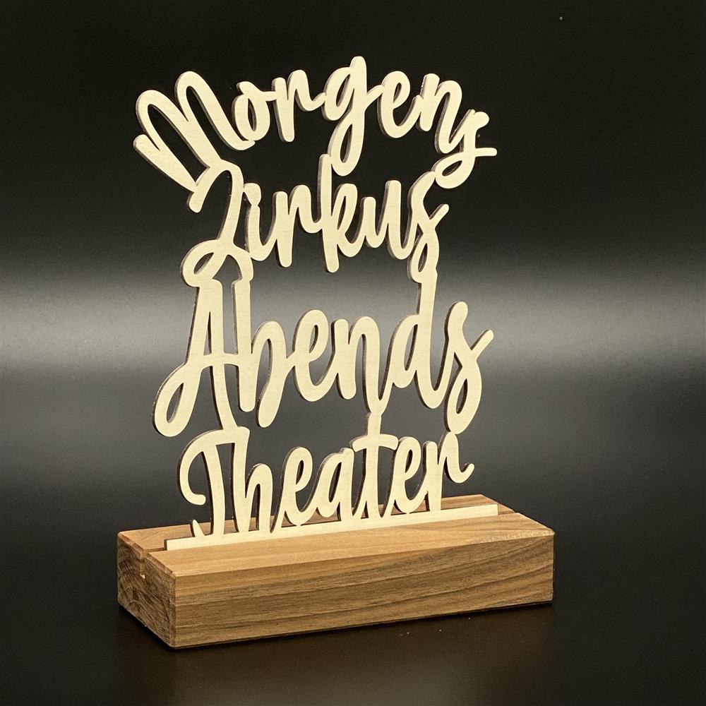 Dekorativer Holzaufsteller mit 3D-Schriftzug.
Der Spruch „Morgens Zirkus, Abends Theater“ sorgt für Lachen und gute Laune.
Personalisierbar mit Namen, Datum oder Koordinaten.
Ein individuelles Geschenk aus Holz für Eltern oder Großfamilien.
Perfekt als stilvolle Deko für Regal, Wohnzimmer oder Küche.
