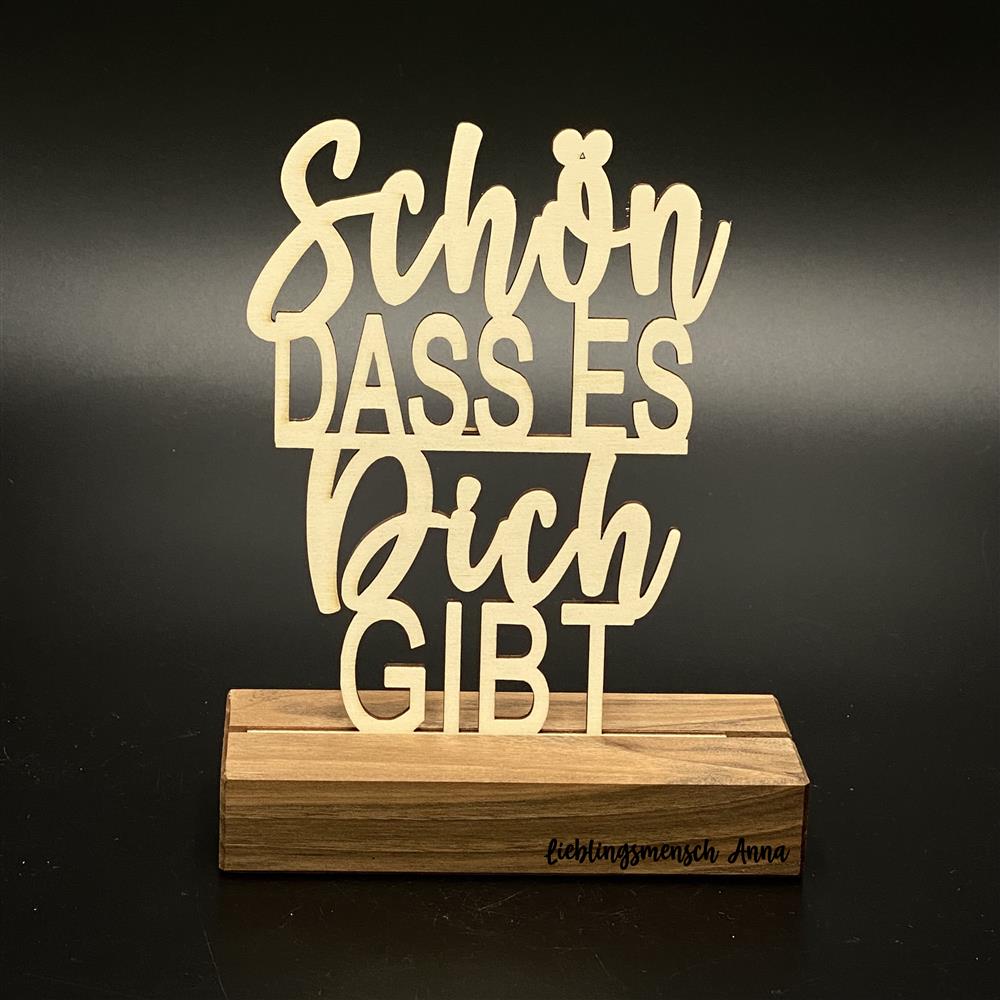 Dieser Deko-Aufsteller aus Holz ist ein liebevolles Geschenk für Lieblingsmenschen.
Der Schriftzug „Schön, dass es dich gibt“ drückt Wertschätzung und Zuneigung aus.
Gefertigt aus geöltem Nussbaumholz mit schöner Maserung.
Ideal für Geburtstage, Muttertag, Ostern oder Weihnachten.
Ein handgefertigtes Unikat voller Herz und Charme.