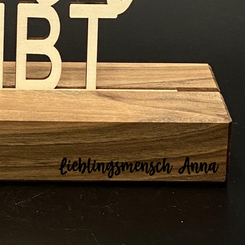 Dekorativer Holzaufsteller mit 3D-Schriftzug.
Personalisierbar mit Namen, Datum oder Koordinaten.
Der Spruch „Schön, dass es dich gibt“ macht jedes Geschenk einzigartig.
Perfekt für Mama, Schwester, Freundin oder besondere Menschen.
Ein hochwertiges, handgefertigtes Unikat aus Holz.