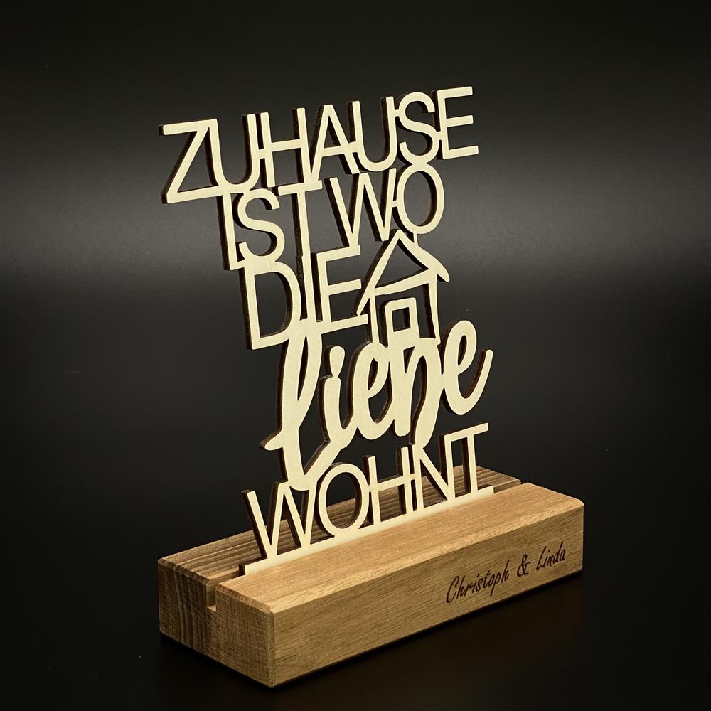 Der Deko Aufsteller „Zuhause, ist wo die Liebe wohnt“ ist eine liebevolle Geschenkidee für Familie, Freunde oder Paare.
Hochwertig aus geöltem Nussbaumholz gefertigt, Schriftzug aus Pappelholz, der jedem Raum Wärme und Persönlichkeit verleiht.
Maße: Aufsteller ca. 16 x 6,5 x 3 cm, Schriftzug ca. 15 x 17 cm, Geschenkverpackung ca. 23 x 15 x 4,5 cm.
Personalisierbar mit Namen, Daten oder Koordinaten – ein individuelles Unikat für Einzug, Umzug, Hochzeit oder als liebevolle Aufmerksamkeit.
Ein dekorati
