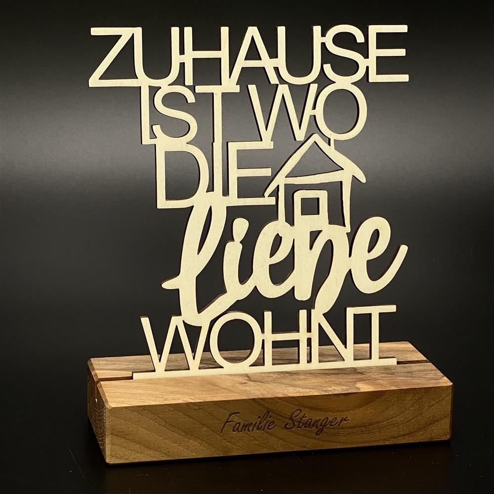 Der Deko Aufsteller „Zuhause, ist wo die Liebe wohnt“ ist eine liebevolle Geschenkidee für Familie, Freunde oder Paare.
Hochwertig aus geöltem Nussbaumholz gefertigt, Schriftzug aus Pappelholz, der jedem Raum Wärme und Persönlichkeit verleiht.
Maße: Aufsteller ca. 16 x 6,5 x 3 cm, Schriftzug ca. 15 x 17 cm, Geschenkverpackung ca. 23 x 15 x 4,5 cm.
Personalisierbar mit Namen, Daten oder Koordinaten – ein individuelles Unikat für Einzug, Umzug, Hochzeit oder als liebevolle Aufmerksamkeit.
Ein dekorati
