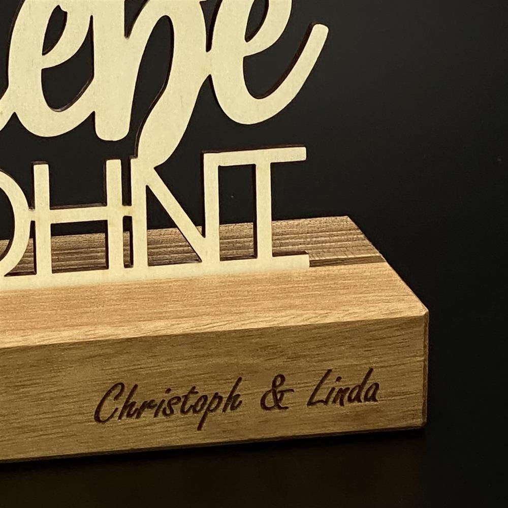 Deko Aufsteller „Zuhause, ist wo die Liebe wohnt“ – perfektes Geschenk für Einzug, Hochzeit oder Familie.
Personalisierbar mit Namen, Daten oder Koordinaten für ein individuelles Unikat.
Hochwertiges Nussbaumholz geölt, Schriftzug aus 3 mm Pappelholz.
Maße: 16 x 6,5 x 3 cm, Geschenkverpackung: 23 x 15 x 4,5 cm.
Liebevolles Geschenk für Freunde, Familie oder den Partner, stilvoll dekorativ im Wohnbereich.
