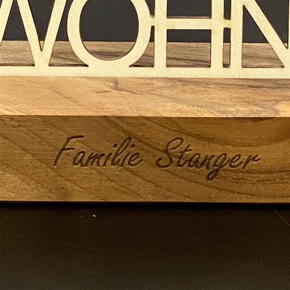Deko Aufsteller „Zuhause, ist wo die Liebe wohnt“ – perfektes Geschenk für Einzug, Hochzeit oder Familie.
Personalisierbar mit Namen, Daten oder Koordinaten für ein individuelles Unikat.
Hochwertiges Nussbaumholz geölt, Schriftzug aus 3 mm Pappelholz.
Maße: 16 x 6,5 x 3 cm, Geschenkverpackung: 23 x 15 x 4,5 cm.
Liebevolles Geschenk für Freunde, Familie oder den Partner, stilvoll dekorativ im Wohnbereich.