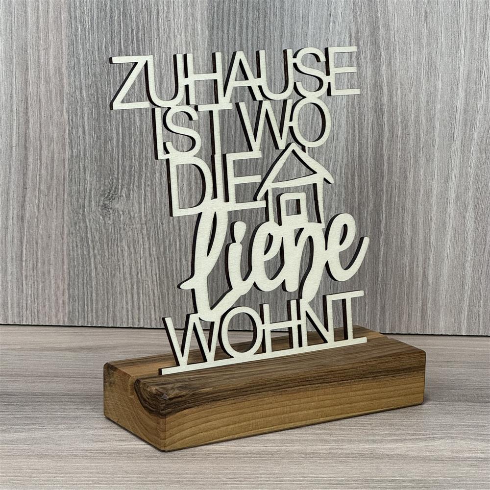 Romantischer Holzaufsteller „Zuhause, ist wo die Liebe wohnt“ – ideal für Einzug, Hochzeit oder besondere Anlässe.
Individuell personalisierbar mit Wunschnamen, Datum oder Koordinaten.
Gefertigt aus geöltem Nussbaumholz, Schriftzug aus Pappelholz.
Größe des Aufstellers: 16 x 6,5 x 3 cm, Geschenkverpackung inklusive.
Ein einzigartiges, dekoratives Geschenk für Wohnzimmer, Flur oder als Herzstück jedes Raums.
