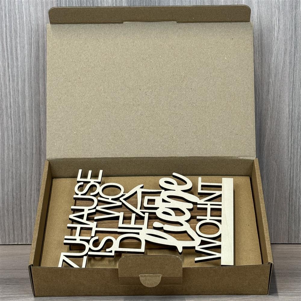 Romantischer Holzaufsteller „Zuhause, ist wo die Liebe wohnt“ – ideal für Einzug, Hochzeit oder besondere Anlässe.
Individuell personalisierbar mit Wunschnamen, Datum oder Koordinaten.
Gefertigt aus geöltem Nussbaumholz, Schriftzug aus Pappelholz.
Größe des Aufstellers: 16 x 6,5 x 3 cm, Geschenkverpackung inklusive.
Ein einzigartiges, dekoratives Geschenk für Wohnzimmer, Flur oder als Herzstück jedes Raums.