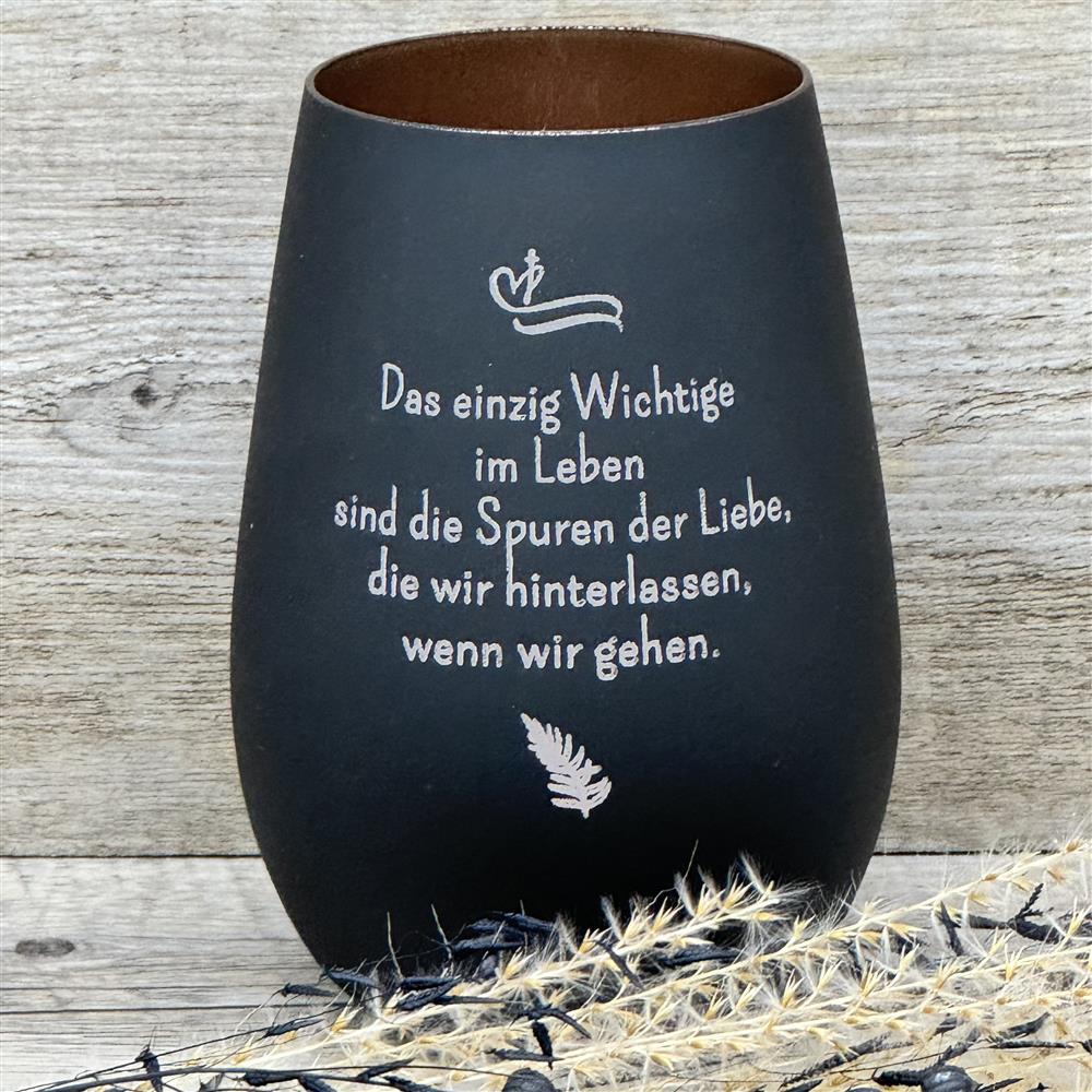 Deko Light – Windlicht mit Spruch „Das einzig wichtige im Leben“.
Einfühlsames Geschenk für Trauernde und als Trostspender nach Verlust eines geliebten Menschen.
Höhe 120 mm, Durchmesser 87 mm, Fassungsvermögen 465 ml, erhältlich in Weiß oder Schwarz.
Bronzefarbene Innenseite sorgt für weiches, stimmungsvolles Licht; Beschriftung durch Lasergravur.
Ein persönliches Erinnerungsstück, das Anteilnahme und Mitgefühl stilvoll ausdrückt.