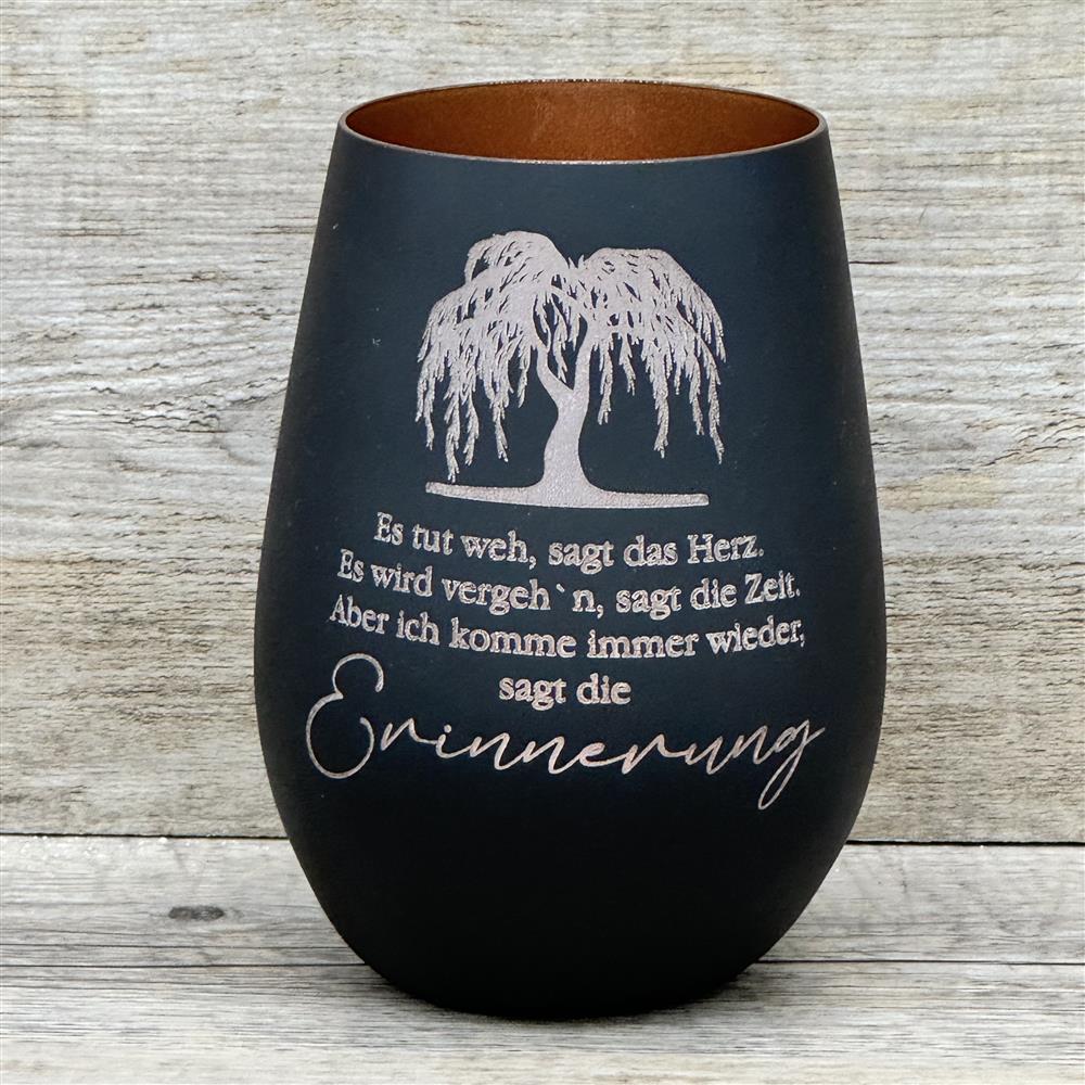 Deko Light „Erinnerung (Trauerweide)“ – ein liebevolles Geschenk für Trauernde. Das Glas-Windlicht mit bronzefarbener Innenseite und Lasergravur spendet warmes Licht und Trost. Ideal als Erinnerung an Verstorbene, für Anteilnahme oder als persönliches Trauergeschenk. Perfekt für Freunde, Familie oder Kollegen. Auf Wunsch personalisierbar mit Namen, Daten oder Koordinaten. Deko Light „Erinnerung (Trauerweide)“ – Trostspender und Geschenk zur Trauerbewältigung.