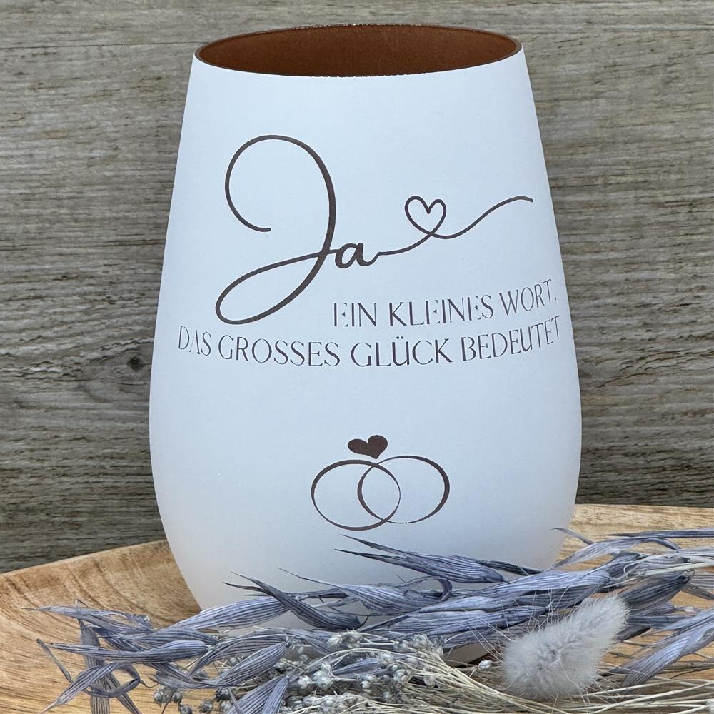 eko Light „Ja, ein kleines Wort das grosses Glück bedeutet“ – romantisches Hochzeitsgeschenk.
Windlicht mit emotionaler Botschaft, personalisierbar mit Namen, Daten oder Koordinaten.
Perfekt als Geschenk zur Hochzeit, zum Hochzeitstag oder zur Silber-/Goldhochzeit.
Symbolisiert Liebe, Verbundenheit und unvergessliche Momente im Leben.
Ein stilvolles, persönliches Geschenk für Brautpaare, Partner oder Liebende.