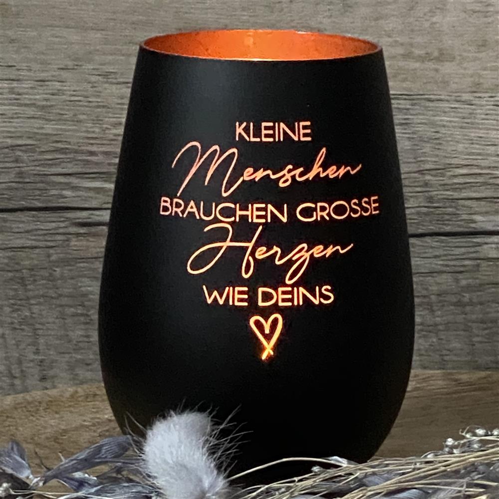 Deko Light „Kleine Menschen“ – liebevolles Geschenk für Erzieherinnen und Erzieher.
Windlicht mit herzlicher Botschaft „Kleine Menschen brauchen große Herzen wie deins“.
Perfekt als Abschieds-, Dankeschön- oder Jahresend-Geschenk für Kita und Kindergarten.
Symbolisiert Wertschätzung, Fürsorge und Engagement der Pädagogen.
Personalisierbar mit Namen, Daten oder Koordinaten – ein einzigartiges, emotionales Geschenk.