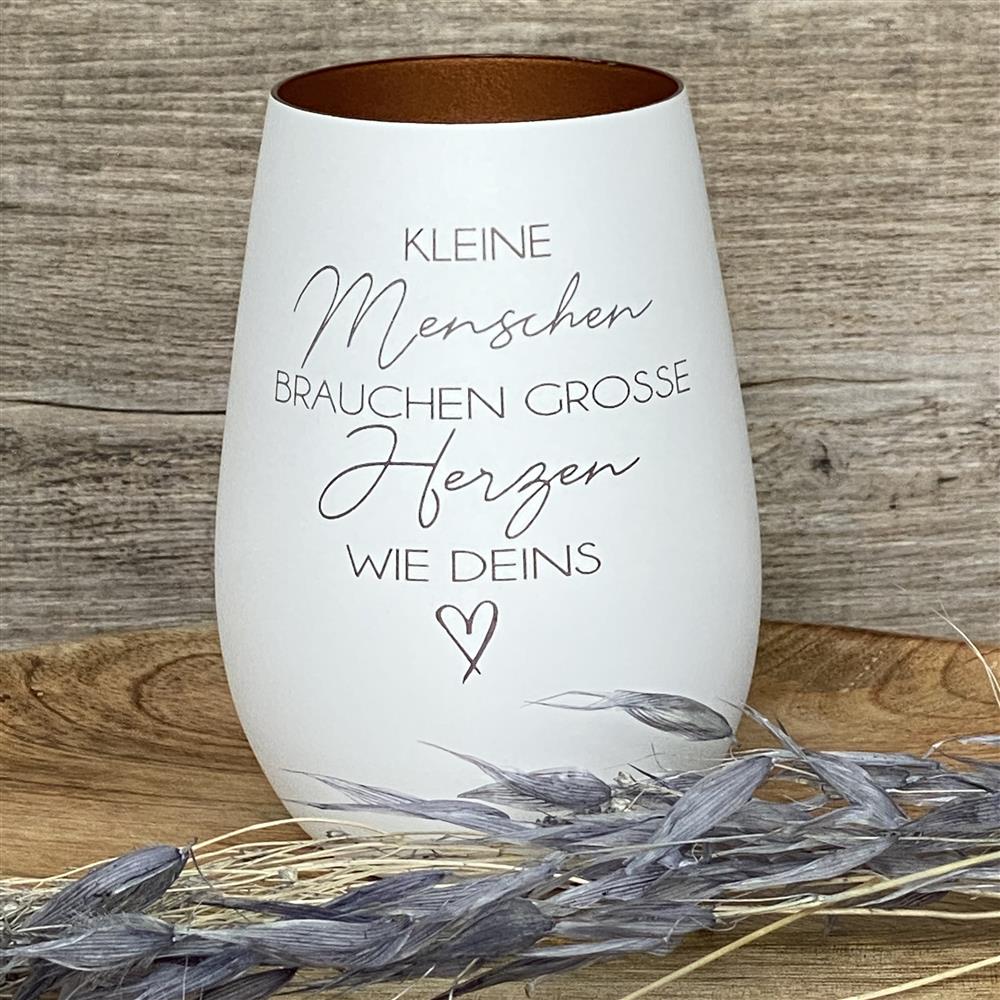 Deko Light „Kleine Menschen“ – liebevolles Geschenk für Erzieherinnen und Erzieher.
Windlicht mit herzlicher Botschaft „Kleine Menschen brauchen große Herzen wie deins“.
Perfekt als Abschieds-, Dankeschön- oder Jahresend-Geschenk für Kita und Kindergarten.
Symbolisiert Wertschätzung, Fürsorge und Engagement der Pädagogen.
Personalisierbar mit Namen, Daten oder Koordinaten – ein einzigartiges, emotionales Geschenk.