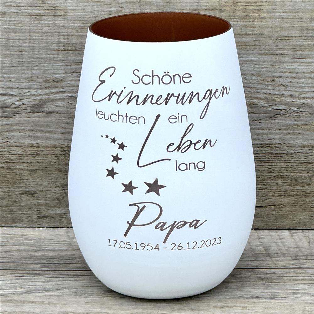 Deko Light „Schöne Erinnerungen leuchten ein Leben lang“ – einfühlsames Geschenk und Windlicht.
Windlicht mit liebevoller Botschaft für Trauernde, zum Gedenken an einen geliebten Menschen.
Perfekt als Geschenk bei Verlust, Beileid oder als Trostspender für Familie und Freunde.
Schenkt Licht, Wärme und Hoffnung – dekorativ für Zuhause oder als persönliches Erinnerungsstück.
Personalisierbar mit Namen, Daten oder Koordinaten – ein individuelles und einfühlsames Präsent.