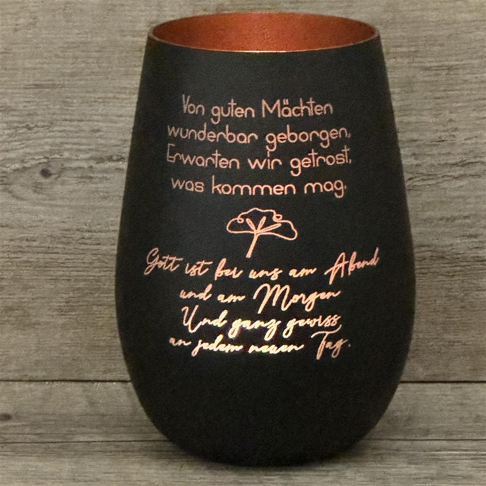 Deko Light „Von guten Mächten“ – ein Trostspender und liebevolles Geschenk für Trauernde.
Windlicht mit inspirierendem Spruch, das Geborgenheit, Hoffnung und Zuversicht schenkt.
Ideal als Geschenk bei Verlust, Trauer oder als einfühlsame Aufmerksamkeit für Freunde und Familie.
Dekoratives Lichtobjekt, das Wärme, Ruhe und positive Energie in jedes Zuhause bringt.
Personalisierbar mit Namen, Daten oder Koordinaten – einzigartig, individuell und tröstlich.