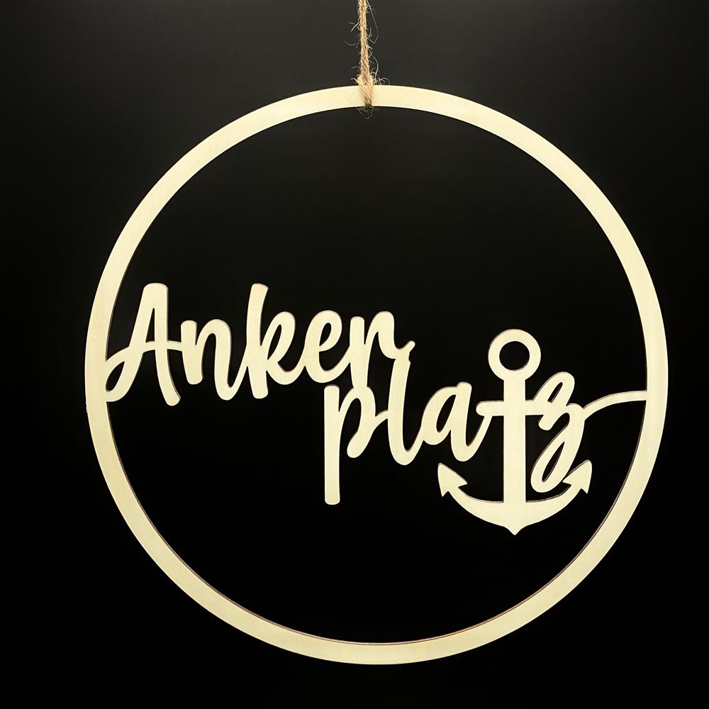 Moderner Deko-Ring aus unbehandeltem Pappelholz.
Verspielte Schrift mit integriertem Anker und dem Spruch „Ankerplatz“.
In zwei Größen erhältlich: Ø 20 cm oder Ø 28 cm, mit praktischer Juteschnur.
Ideal als dekoratives Highlight für Zuhause, Ferienhaus oder Boot.
Bringt maritime Stimmung und Gemütlichkeit in jeden Raum.